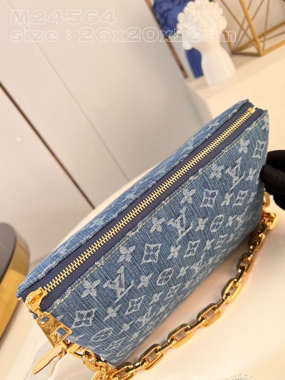 M24564 】This Coussin pouch is a fresh take on the new season's cotton denim, with a bleached and sandwashed finish for a chic look. It's finished with a removable chain and a wide fabric shoulder strap for a lightweight 