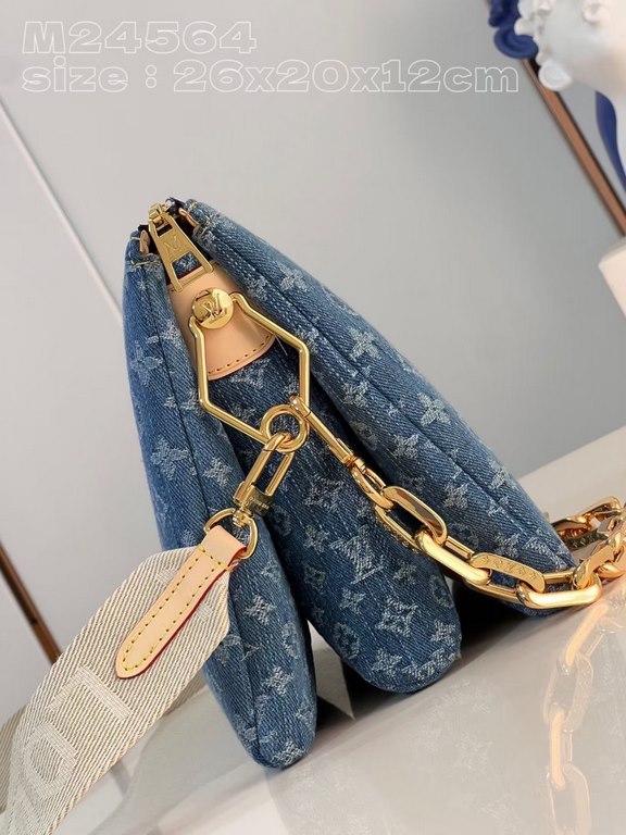 M24564 】This Coussin pouch is a fresh take on the new season's cotton denim, with a bleached and sandwashed finish for a chic look. It's finished with a removable chain and a wide fabric shoulder strap for a lightweight 