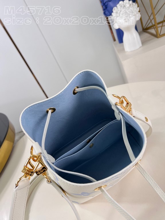 Exclusive M45716 Milk White Printed Blue 】This Néonoé BB bag is rendered in springtime colors, with LV's letters and Monogram flowers embossed on Monogram Empreinte cowhide leather. The brightly lined interior and centra