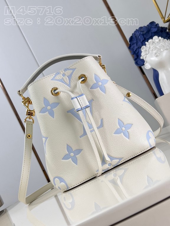 Exclusive M45716 Milk White Printed Blue 】This Néonoé BB bag is rendered in springtime colors, with LV's letters and Monogram flowers embossed on Monogram Empreinte cowhide leather. The brightly lined interior and centra