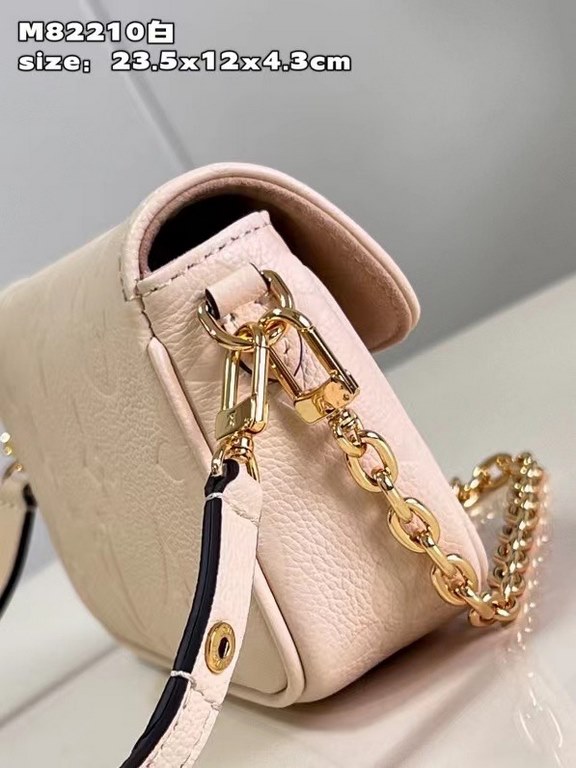 M82210 White 】The Wallet on Chain Ivy is embossed with a large Monogram pattern on grained Monogram Empreinte leather, making it an on-trend choice for everyday and evening occasions. The short chain and detachable, adju