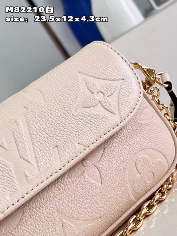 M82210 White 】The Wallet on Chain Ivy is embossed with a large Monogram pattern on grained Monogram Empreinte leather, making it an on-trend choice for everyday and evening occasions. The short chain and detachable, adju