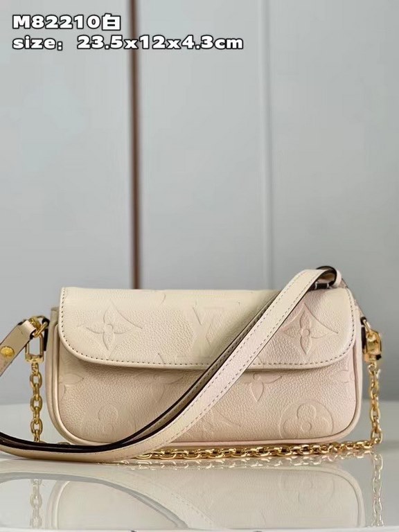 M82210 White 】The Wallet on Chain Ivy is embossed with a large Monogram pattern on grained Monogram Empreinte leather, making it an on-trend choice for everyday and evening occasions. The short chain and detachable, adju