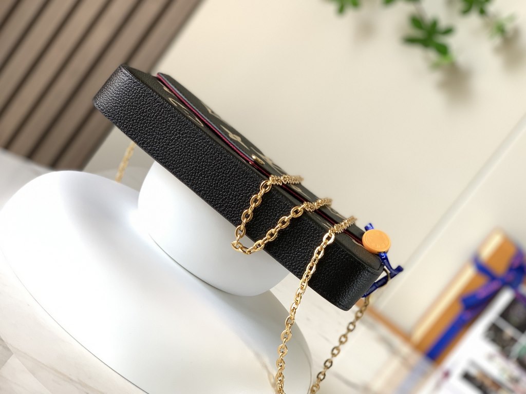 Top M80482 BlackThis Pochette Félicie chain bag in Monogram Empreinte leather with Monogram print has an envelope configuration with a removable inner pocket. It can be worn as a clutch or a shoulder bag with a chain.Det