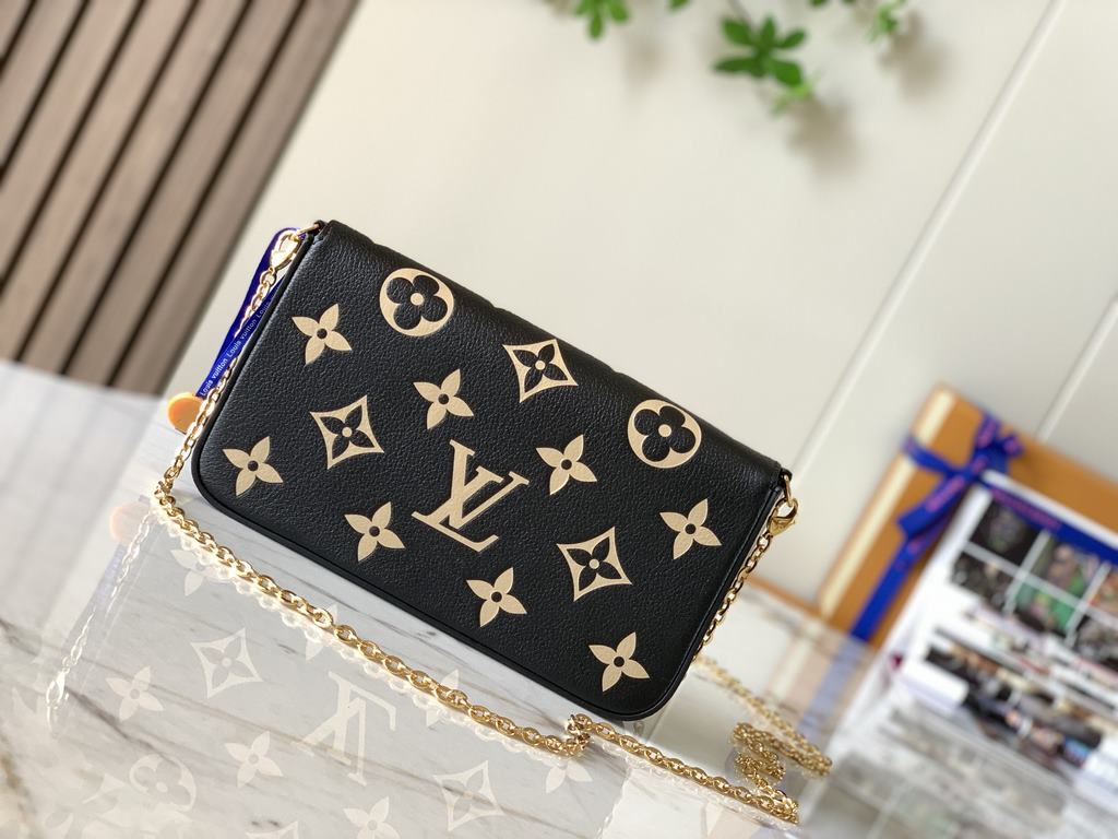 Top M80482 BlackThis Pochette Félicie chain bag in Monogram Empreinte leather with Monogram print has an envelope configuration with a removable inner pocket. It can be worn as a clutch or a shoulder bag with a chain.Det