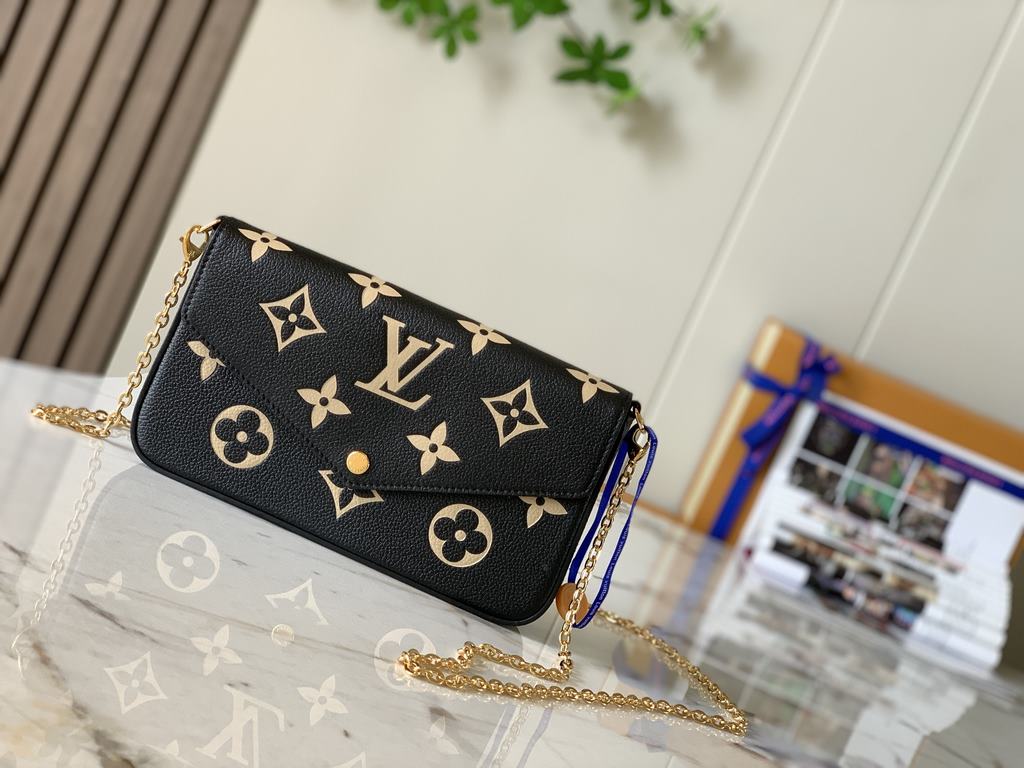 Top M80482 BlackThis Pochette Félicie chain bag in Monogram Empreinte leather with Monogram print has an envelope configuration with a removable inner pocket. It can be worn as a clutch or a shoulder bag with a chain.Det