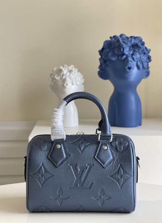 Exclusive M58953 Metallic Blue] FLIGHT MODE This Speedy Bandoulière 20 handbag is a smart and stylish way to carry your everyday essentials. Crafted from smooth Monogram Empreinte grained leather with oversized Monogram 