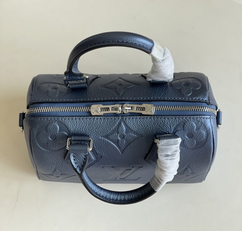 Exclusive M58953 Metallic Blue] FLIGHT MODE This Speedy Bandoulière 20 handbag is a smart and stylish way to carry your everyday essentials. Crafted from smooth Monogram Empreinte grained leather with oversized Monogram 