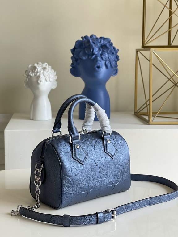 Exclusive M58953 Metallic Blue] FLIGHT MODE This Speedy Bandoulière 20 handbag is a smart and stylish way to carry your everyday essentials. Crafted from smooth Monogram Empreinte grained leather with oversized Monogram 