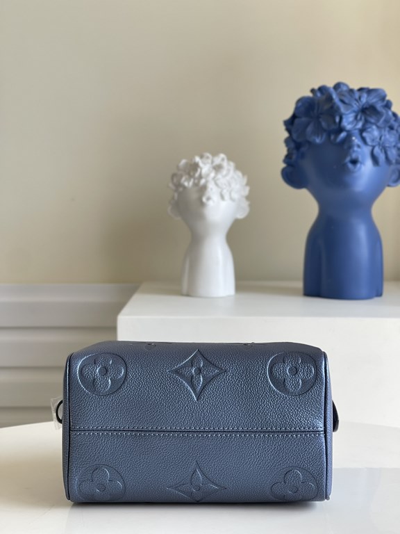 Exclusive M58953 Metallic Blue] FLIGHT MODE This Speedy Bandoulière 20 handbag is a smart and stylish way to carry your everyday essentials. Crafted from smooth Monogram Empreinte grained leather with oversized Monogram 