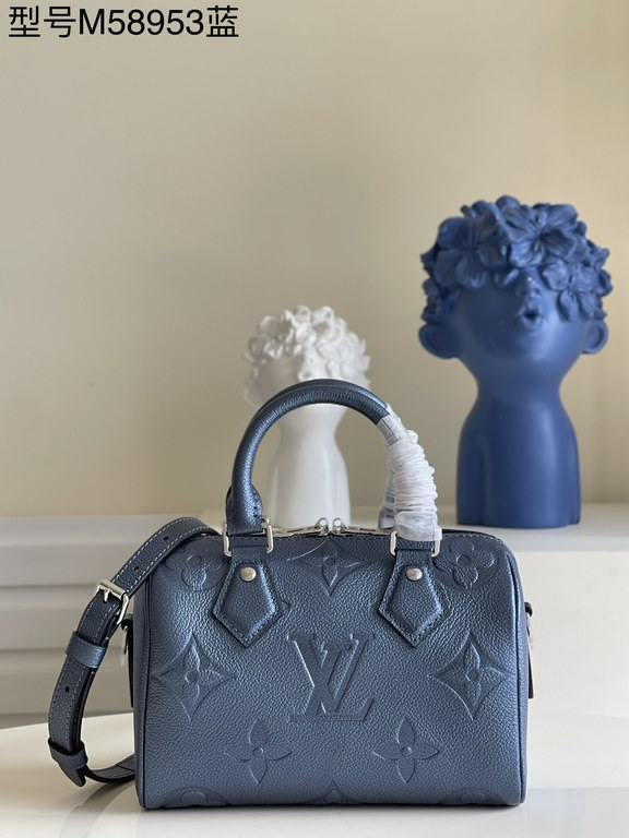 Exclusive M58953 Metallic Blue] FLIGHT MODE This Speedy Bandoulière 20 handbag is a smart and stylish way to carry your everyday essentials. Crafted from smooth Monogram Empreinte grained leather with oversized Monogram 