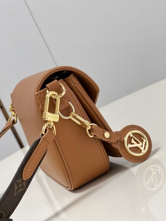 TopThe M20393 Brown M20396 Swing bag was unveiled on the SpringSummer 2022 runway, with an on-trend reinterpretation of Louis Vuitton's Pochette Métis bag, a long and slender bag. The classic S-lock closure extends its p