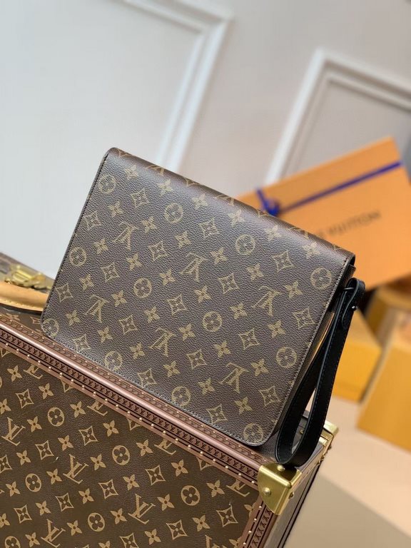 Top of the lineThe M80560S LOCK 4A bag is made of Monogram Macassar canvas and features a new and innovative S-shaped closure inspired by Georges Vuitton's hard case closure from 1886. With a large main compartment and 6