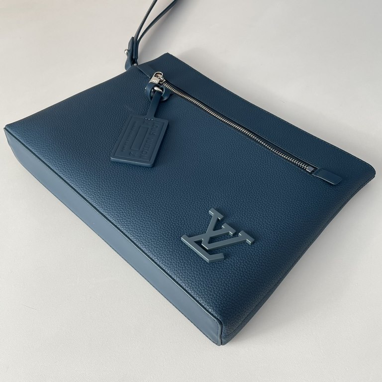 Top    Overseas Original M69837 Lake Blue Exclusive Actual! The new LV Aerogram clutch is a restrained design with an on-trend twist. The soft, supple cowhide leather resembles an old-fashioned airline letterhead, while 