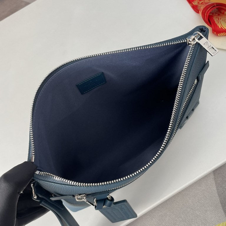 Top    Overseas Original M69837 Lake Blue Exclusive Actual! The new LV Aerogram clutch is a restrained design with an on-trend twist. The soft, supple cowhide leather resembles an old-fashioned airline letterhead, while 