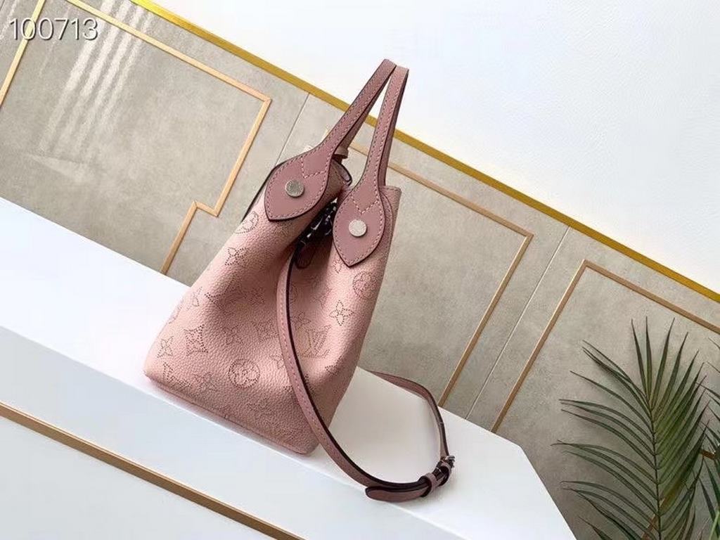 SpecialtyHINA small handbag with double design, with a spring buckle in the middle of the bag, foldable, stretchable, switching between a tote bag and a modern bucket bag, cut from calf leather with cut-outs, lightweight