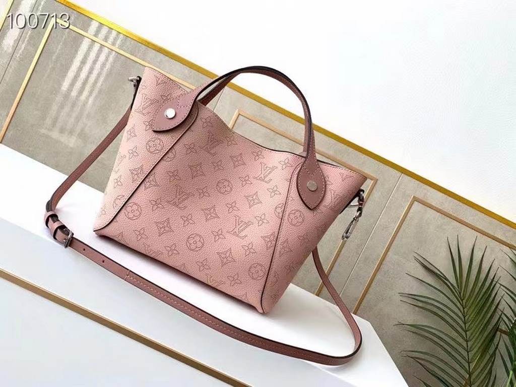 SpecialtyHINA small handbag with double design, with a spring buckle in the middle of the bag, foldable, stretchable, switching between a tote bag and a modern bucket bag, cut from calf leather with cut-outs, lightweight