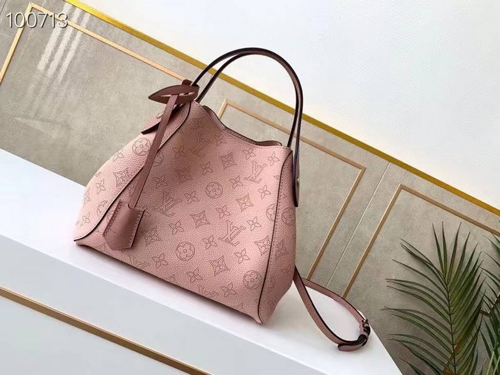 SpecialtyHINA small handbag with double design, with a spring buckle in the middle of the bag, foldable, stretchable, switching between a tote bag and a modern bucket bag, cut from calf leather with cut-outs, lightweight