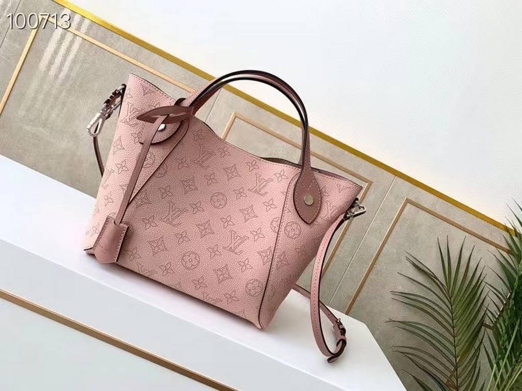 SpecialtyHINA small handbag with double design, with a spring buckle in the middle of the bag, foldable, stretchable, switching between a tote bag and a modern bucket bag, cut from calf leather with cut-outs, lightweight