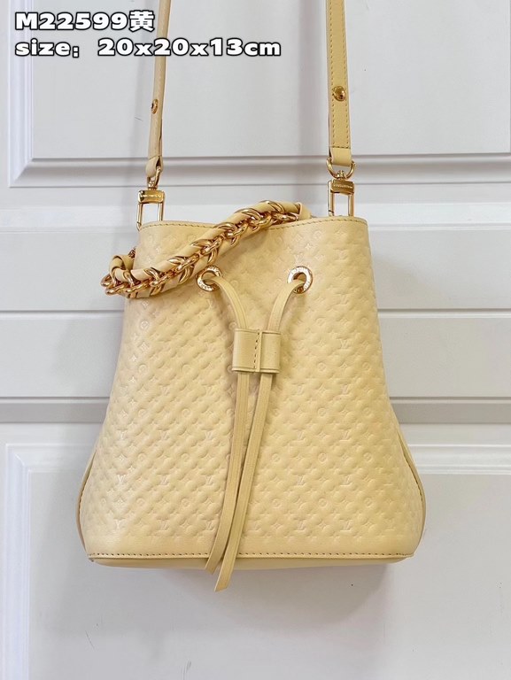 M22599 Yellow 22598g 】The NeoNoé BB bucket bag in supple cowhide leather is embossed with the Nano Monogram, a miniature version of the LV logo in a soft contrasting color to the Monogram floral pattern. The detachable c