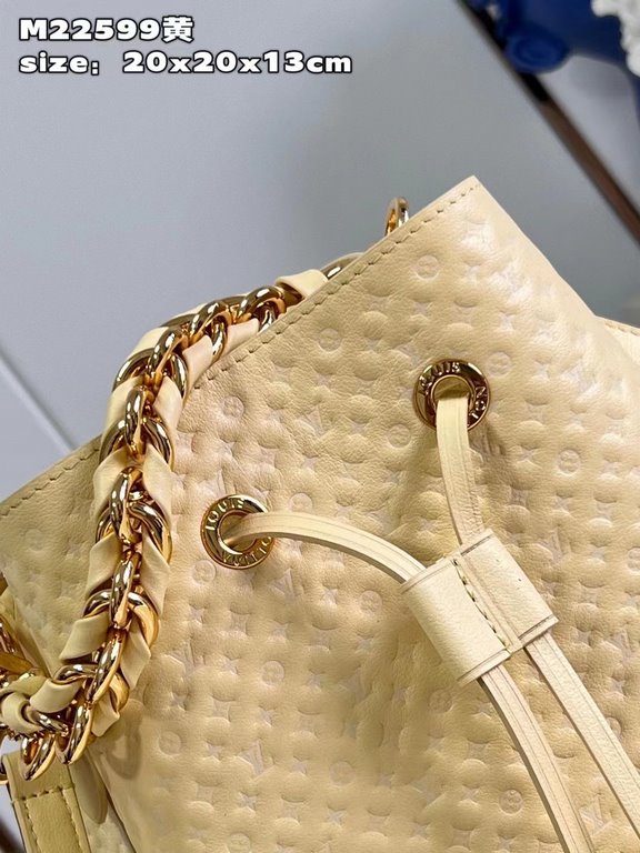 M22599 Yellow 22598g 】The NeoNoé BB bucket bag in supple cowhide leather is embossed with the Nano Monogram, a miniature version of the LV logo in a soft contrasting color to the Monogram floral pattern. The detachable c