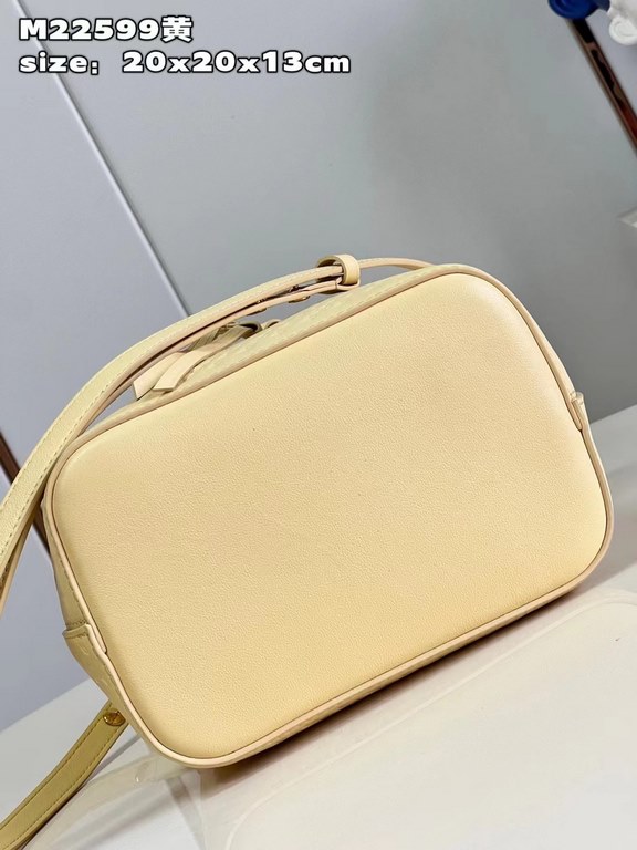 M22599 Yellow 22598g 】The NeoNoé BB bucket bag in supple cowhide leather is embossed with the Nano Monogram, a miniature version of the LV logo in a soft contrasting color to the Monogram floral pattern. The detachable c