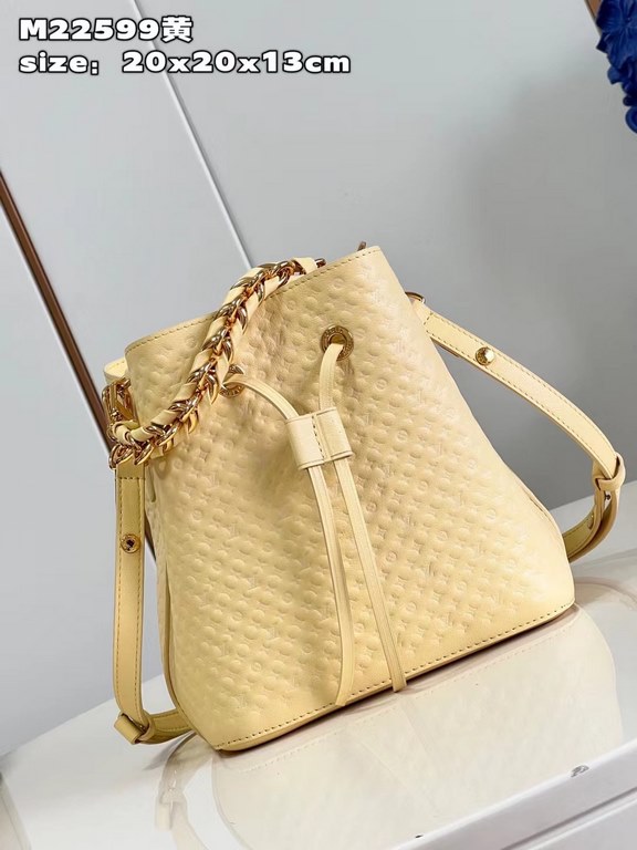 M22599 Yellow 22598g 】The NeoNoé BB bucket bag in supple cowhide leather is embossed with the Nano Monogram, a miniature version of the LV logo in a soft contrasting color to the Monogram floral pattern. The detachable c