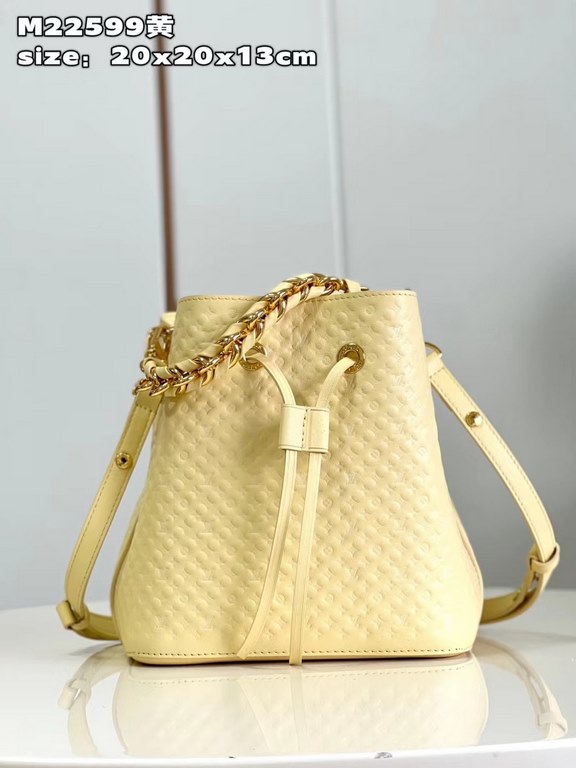 M22599 Yellow 22598g 】The NeoNoé BB bucket bag in supple cowhide leather is embossed with the Nano Monogram, a miniature version of the LV logo in a soft contrasting color to the Monogram floral pattern. The detachable c