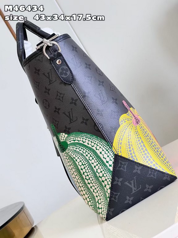 M46434 】The Louis Vuitton x Yayoi Kusama Collaboration features the LV x YK Weekend Tote Bag, which combines the classic Monogram motif with the artist's iconic pumpkin. Yayoi Kusama's childhood fascination with the warm