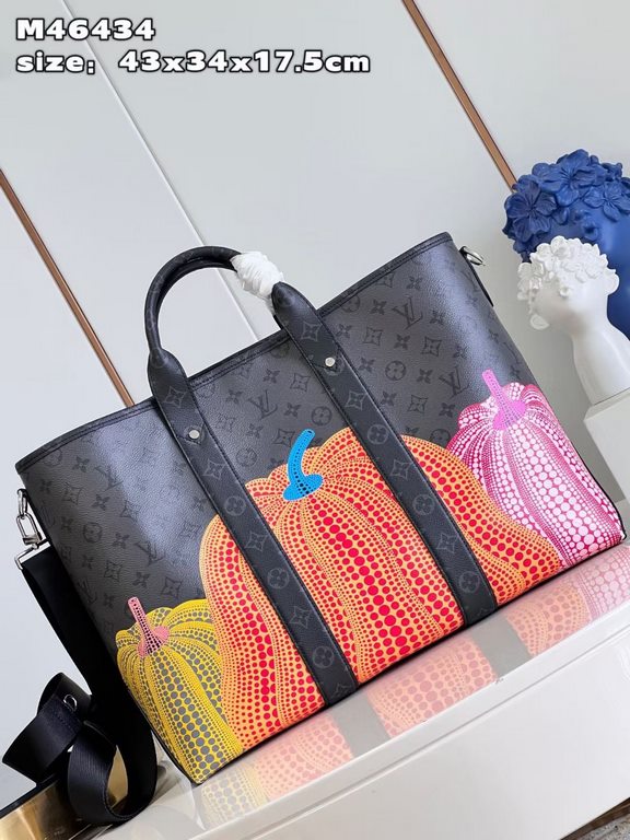 M46434 】The Louis Vuitton x Yayoi Kusama Collaboration features the LV x YK Weekend Tote Bag, which combines the classic Monogram motif with the artist's iconic pumpkin. Yayoi Kusama's childhood fascination with the warm