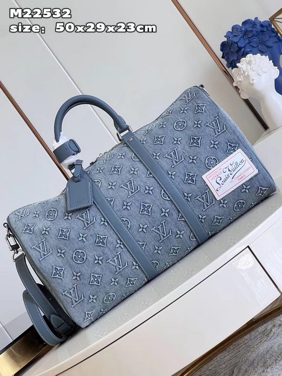 M22532 】This Keepall Bandoulière 50 travel bag is embossed with a Monogram pattern in faded denim, reinventing one of Louis Vuitton's classic designs. The reinforced side straps and top handle are made from cowhide leath