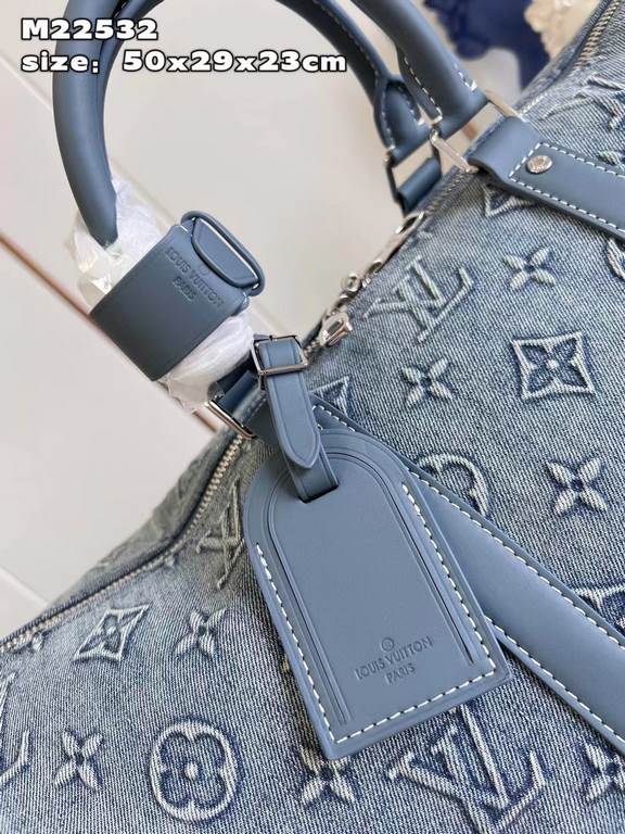 M22532 】This Keepall Bandoulière 50 travel bag is embossed with a Monogram pattern in faded denim, reinventing one of Louis Vuitton's classic designs. The reinforced side straps and top handle are made from cowhide leath