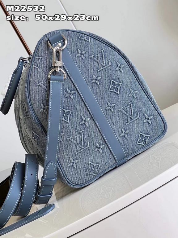 M22532 】This Keepall Bandoulière 50 travel bag is embossed with a Monogram pattern in faded denim, reinventing one of Louis Vuitton's classic designs. The reinforced side straps and top handle are made from cowhide leath