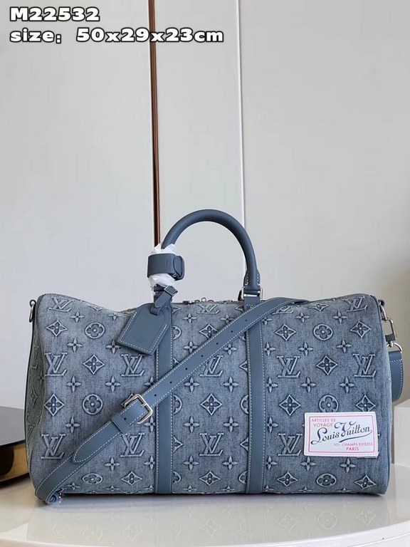 M22532 】This Keepall Bandoulière 50 travel bag is embossed with a Monogram pattern in faded denim, reinventing one of Louis Vuitton's classic designs. The reinforced side straps and top handle are made from cowhide leath