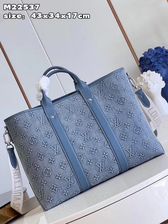 M22537 】The Week-End Tote is made from Monogram Washed Denim canvas, which is washed, hand-painted and lightly faded, then embossed with the Monogram pattern. The ample capacity is combined with flat handles and an adjus