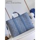 M22537 】The Week-End Tote is made from Monogram Washed Denim canvas, which is washed, hand-painted and lightly faded, then embossed with the Monogram pattern. The ample capacity is combined with flat handles and an adjus