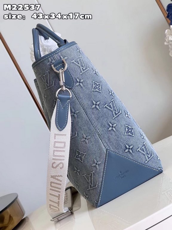 M22537 】The Week-End Tote is made from Monogram Washed Denim canvas, which is washed, hand-painted and lightly faded, then embossed with the Monogram pattern. The ample capacity is combined with flat handles and an adjus