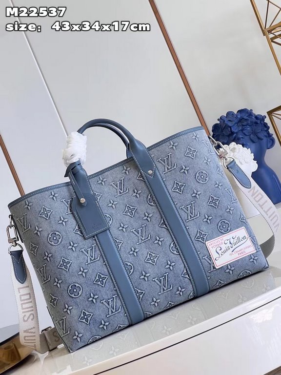 M22537 】The Week-End Tote is made from Monogram Washed Denim canvas, which is washed, hand-painted and lightly faded, then embossed with the Monogram pattern. The ample capacity is combined with flat handles and an adjus