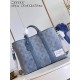 M22537 】The Week-End Tote is made from Monogram Washed Denim canvas, which is washed, hand-painted and lightly faded, then embossed with the Monogram pattern. The ample capacity is combined with flat handles and an adjus