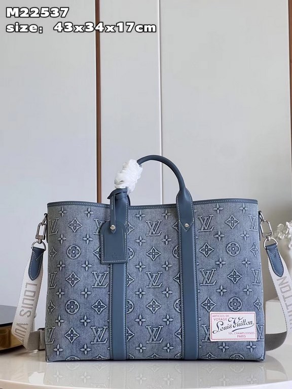 M22537 】The Week-End Tote is made from Monogram Washed Denim canvas, which is washed, hand-painted and lightly faded, then embossed with the Monogram pattern. The ample capacity is combined with flat handles and an adjus