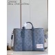 M22537 】The Week-End Tote is made from Monogram Washed Denim canvas, which is washed, hand-painted and lightly faded, then embossed with the Monogram pattern. The ample capacity is combined with flat handles and an adjus