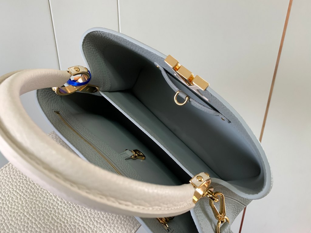 M59466 Minaret Gray with Pearl Platinum Clasp]A modern clash of shades in full-grain cowhide leather, this medium Capucines bag features the iconic LV alphabet and side loops, top handles and a detachable shoulder strap 