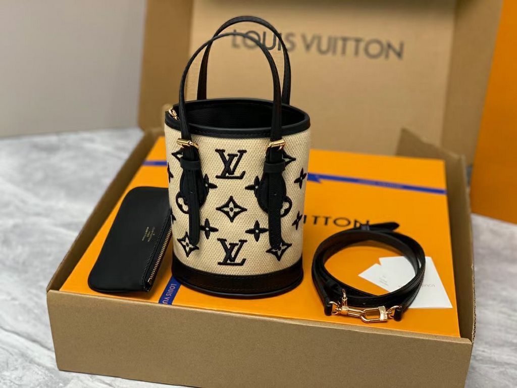 [Nano Bucket Handbag] m82418 wovenThis elegant iteration of the Nano Bucket is made from natural cotton with black leather trim and a black monogrammed combination pattern. This miniature bucket bag has two adjustable le