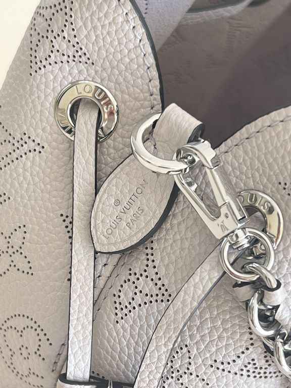 ExtraordinaryM58791 Pearlescent Gray] M57068 M57201 This Bella bucket bag is crafted from cutout cowhide leather with a metallic sheen that accentuates the perforated Monogram pattern. The sleek silhouette and round-neck