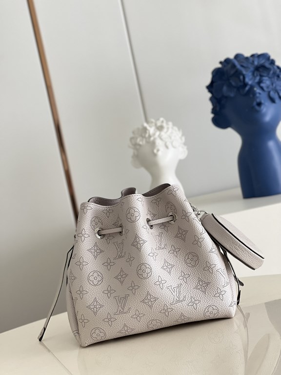 ExtraordinaryM58791 Pearlescent Gray] M57068 M57201 This Bella bucket bag is crafted from cutout cowhide leather with a metallic sheen that accentuates the perforated Monogram pattern. The sleek silhouette and round-neck