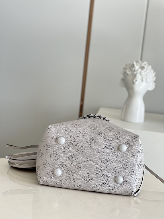 ExtraordinaryM58791 Pearlescent Gray] M57068 M57201 This Bella bucket bag is crafted from cutout cowhide leather with a metallic sheen that accentuates the perforated Monogram pattern. The sleek silhouette and round-neck