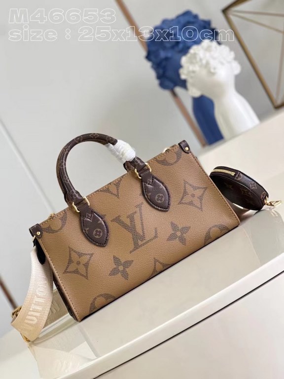 M46653 】This OnTheGo tote bag combines Giant Monogram and Monogram Reverse canvas for a fresh take on the ample East West silhouette. Detailed with a removable round coin pocket, the Toron top handle and removable wide s