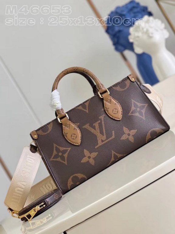 M46653 】This OnTheGo tote bag combines Giant Monogram and Monogram Reverse canvas for a fresh take on the ample East West silhouette. Detailed with a removable round coin pocket, the Toron top handle and removable wide s