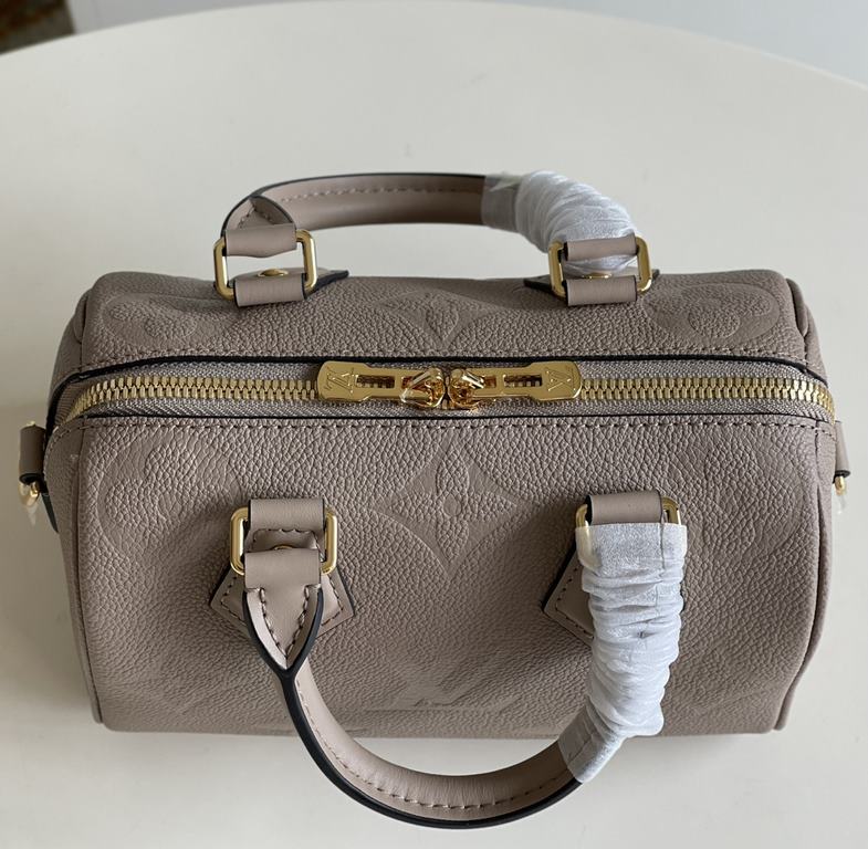 Exclusive M58953 Apricot] This Speedy Bandoulière 20 is a sleek and stylish way to carry your everyday essentials. Crafted from smooth Monogram Empreinte grained leather with oversized Monogram embossing, it features a p