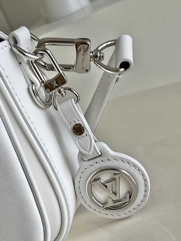 TopThe M20393 White Swing bag was unveiled on the SpringSummer 2022 runway, with a long and slender design based on the Louis Vuitton Pochette Métis bag. The classic S-lock closure extends its proportions, while the shor